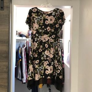 Floral pattern with lace around the Dress